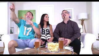 Στη συνέχεια, για περίπου μισή ώρα, συνέχισε να την πηδάει πολύ δύσκολο και επίσης, άρχισε να σηκώσετε τον κώλο μου σε κάθε μου προσκρούσεις και με στήριξε όλη την ώρα, μου έλεγε ναι, uhffh, βάλε λίγο παραπάνω, ναι. Δύο πλήρεις μέσα