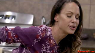 Panas wanoja brunette Mckenzie Lee meunang sababaraha DNA ti nu ngora stud jeung ngajadikeun manéhna cum