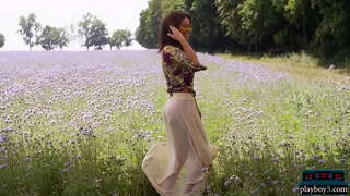 Busty maďarský MILF model dostane nahý a vyzerá neuveriteľne sexy nahé