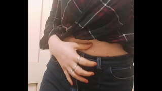 Big Boobs Gadis Sensual Ulin Pussy di Toilet salila Iinditan