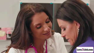 Busty mantri seduces a milf guru jeung licks nya dicukur pussy.Nu brunette lebay nya big tits jeung mangka licks jeung mia nya pussy.Tuluy maranehna 69