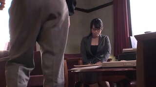 Bòidheach seapanais oifis angel a &#039;toirt cothrom blow job i os ceann mus wetting i pantie agus a bhios a&#039; faighinn ùisdean creampie