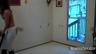 Exhibitionist pühkides alasti, et pühkija, kes skirted!