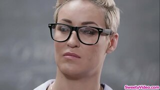 Підліток виклизала кицьку своєї інструкторки після занять