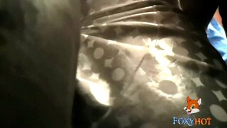 Montrante la azeno sur la metroo, metroo en la strato kaj en la publiko