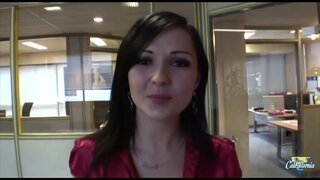 Шағын брюнетка ұсынады өз задницу қуана