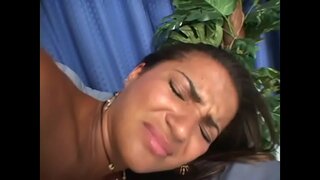 Tanned italiano Claudia Bella a &#039; toirt black cock i fliuch cunt
