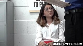 Callie, làm trên hàng đầu của bàn văn phòng