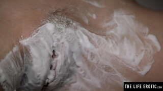 Näha tema suur rind hüplema, kui ta shaves tema karvane tuss ja masturbates